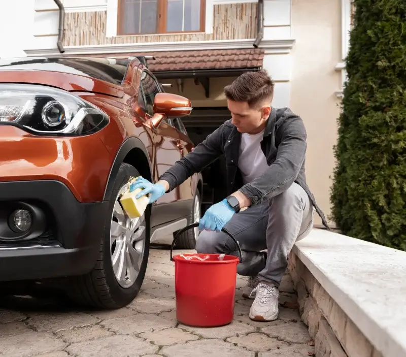 Lavage auto à domicile Vèze : professionnel intervenant sur un véhicule